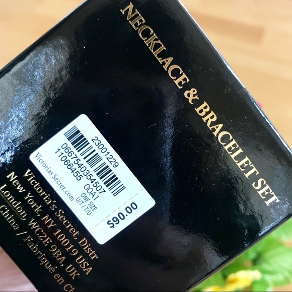 Victoria Secret - Picture 4 of 4